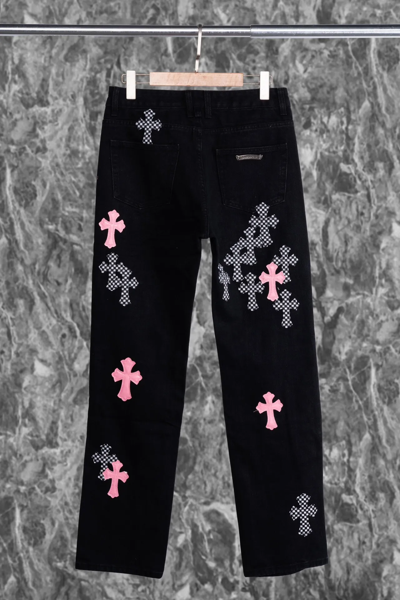 P230 running volume Chrome Hearts cherry blossom pink checkerboard cross patchwork leather jeans, original 5W+ It is known that chromehearts jeans will use vintage Levis jeans as the base plate for creation. They usually add their own unique silver buckles and silver ornaments, plus patchwork leather embellishments. This is the reason why the value of these vintage jeans doubles, because the base plate is Vintage jeans, jeans themselves have become very soft and comfortable after years of baptism, which can be distinguished from ordinary jeans. You should also refer to the pants data for size. Style number: 1808# Color: black pants cherry blossom pink Size: 28 30 32 34 28 Waist 86 Hips 100 Pants length 102 30 Waist 90 Hips 104 Pants length 104 32 Waist 94 Hips 108, pants length 106 34, waist 98, hips 112, pants length 110